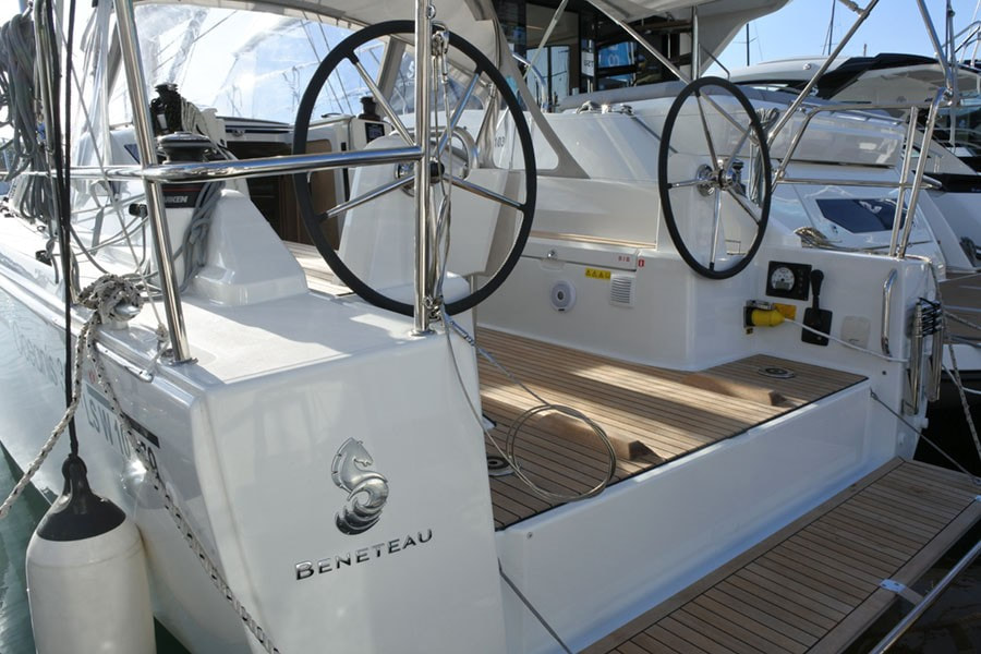 Two sterling wheels in the Beneteau Oceanis 30.1 sailboat for charter in Barcelona