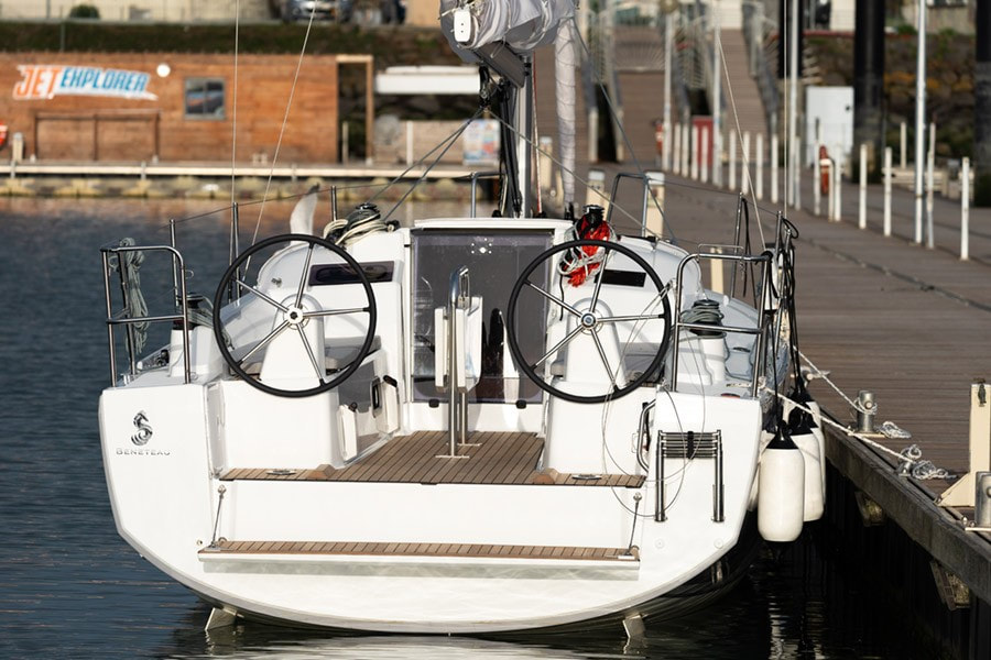 Stern of the Beneteau Oceanis 30.1 for rent in Barcelona