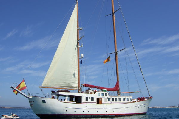Classic boat for events sailing in Barcelona
